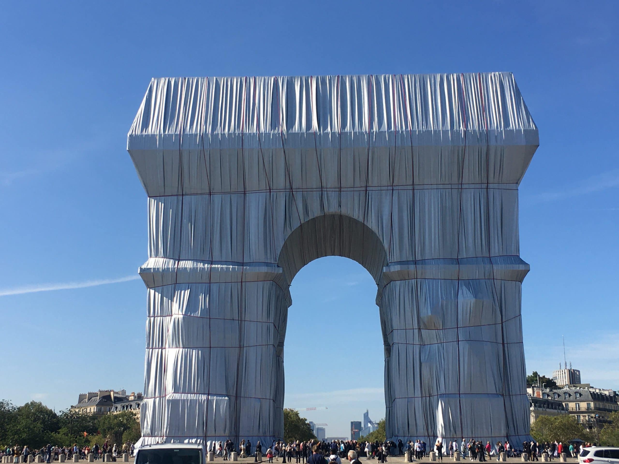 You are currently viewing Christo emballe l’Arc de Triomphe