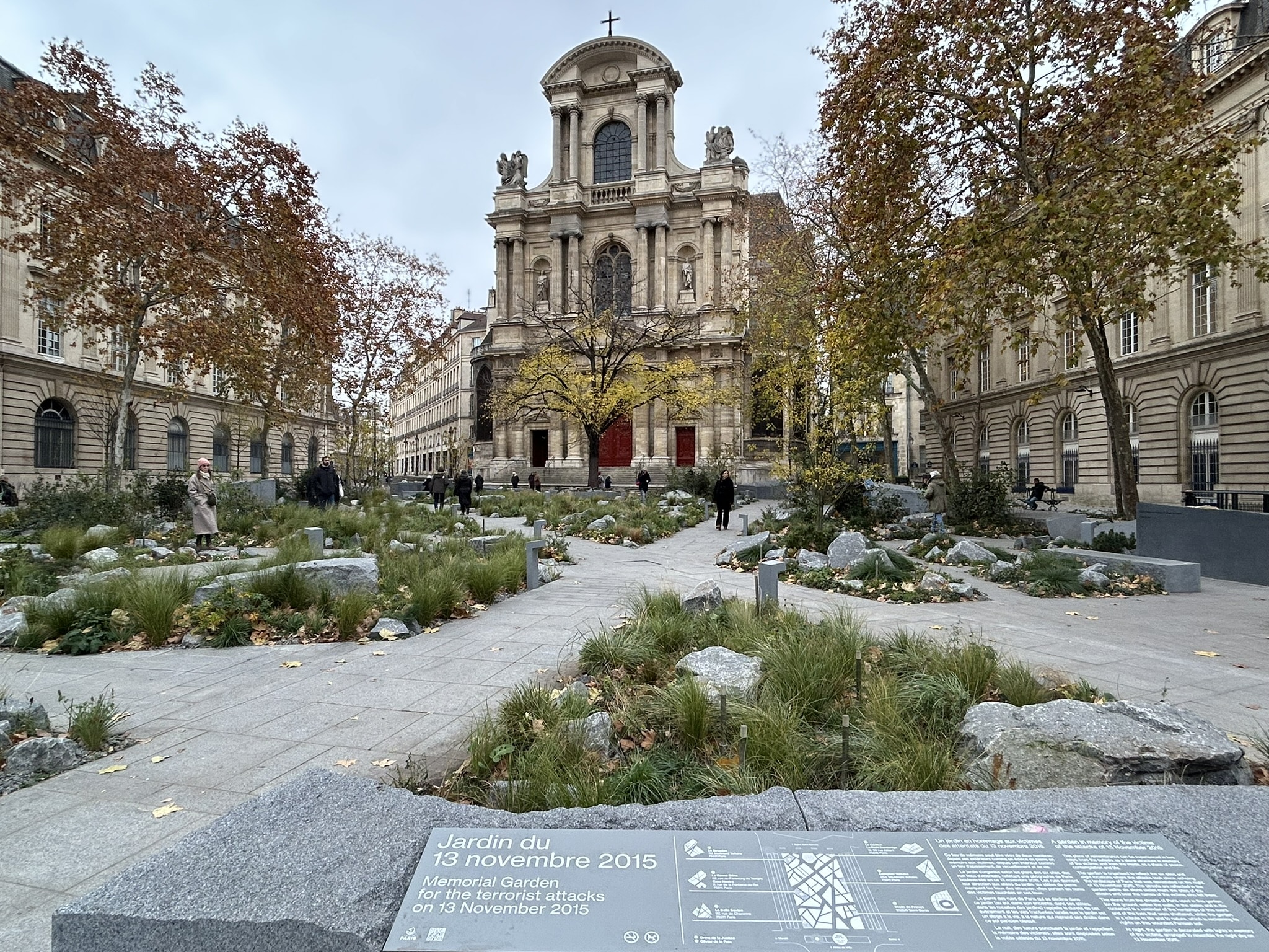 You are currently viewing Jardin du 13 novembre 2015 : un lieu de mémoire au cœur de Paris