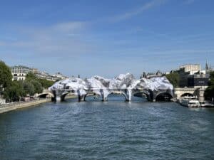 Lire la suite à propos de l’article La Caverne du Pont-Neuf : l’hommage de JR à Christo et Jeanne-Claude