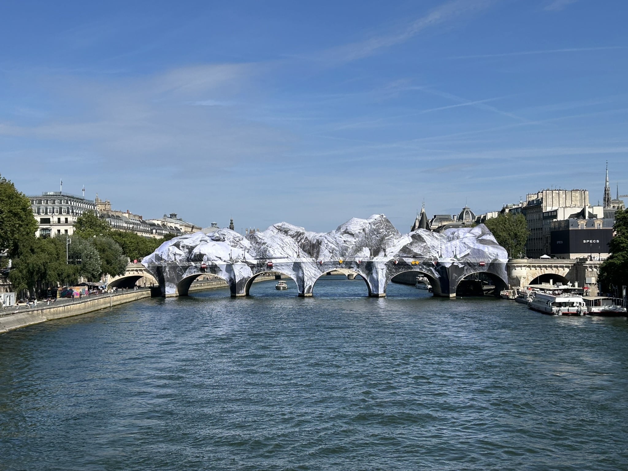 You are currently viewing La Caverne du Pont-Neuf : l’hommage de JR à Christo et Jeanne-Claude